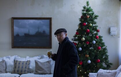 Γεφυροποιός | Έκθεση με αδημοσίευτες φωτογραφίες του Νίκου Νικολόπουλου για τα 10 χρόνια χωρίς τον Θεόδωρο Αγγελόπουλο