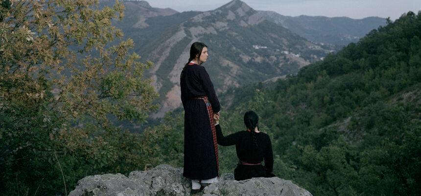 Spirits Unseen | έκθεση φωτογραφίας από τη Μυρτώ Παπαδοπούλου στο Μουσείο Μπενάκη