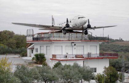 Γύρω από τη γραμμή / Around the line | φωτογραφικό βιβλίο του Λευτέρη Παρασκευαΐδη