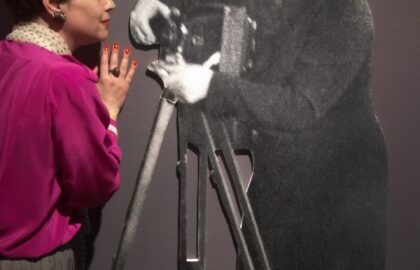 MOMus | «Nelly’s σέλφι: ένα απόγευμα μαζί» – Σειρά δραματοποιημένων ξεναγήσεων