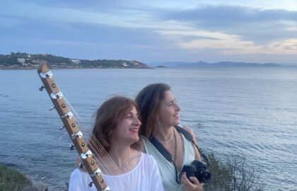 HΧΟΛΟΥΤΡΟ & ΦΩΤΟ RETREAT – ΤΟ ΗΛΙΟΒΑΣΙΛΕΜΑ ΣΤΗΝ ΠΑΡΑΛΙΑ με τη ΜΑΡΩ ΚΟΥΡΗ