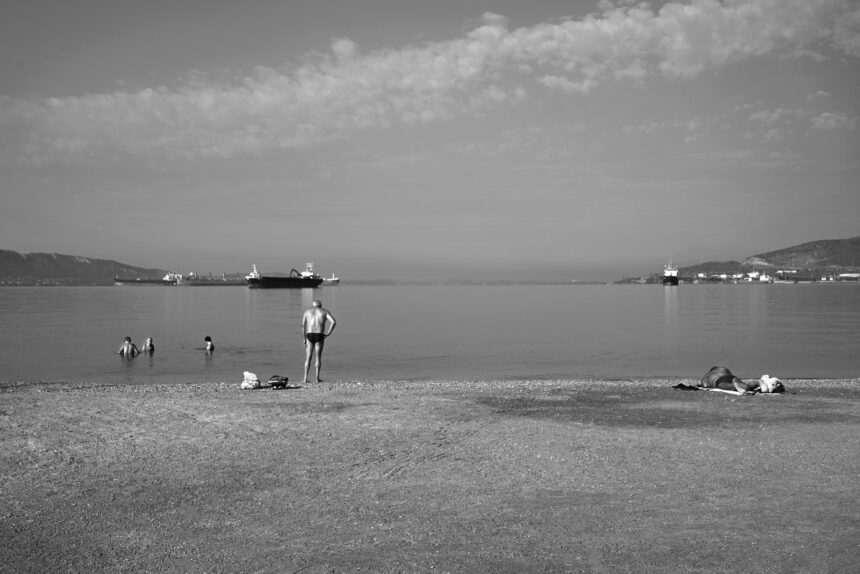 Οι Λουόμενοι της Ελευσίνας | Έκθεση Φωτογραφίας της Μαρίας Δούκα