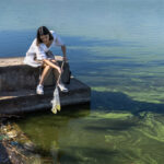 Ματένια Σακάρη – Στις εικόνες μου η φύση δεν θρηνεί και δεν εκδικείται. Υφίσταται, προσαρμόζεται και επιστρέφει εκεί από όπου είχε εκτοπιστεί.