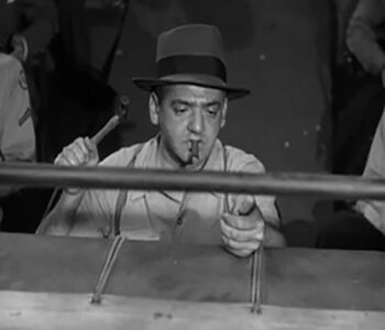 Weegee - από τη ταινία -the set up - (1949) όπου ο Weegee υποδύεται τον χρονομέτρη αγώνων πυγμαχίας