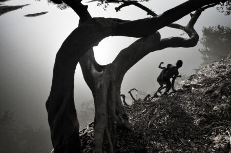 Francesco Zizola - Children playing on the banks of a tributary of the Nile, near Wau. South Sudan. March 2011.