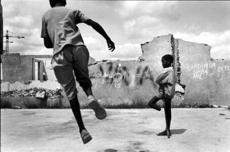 Francesco Zizola - Nel 2002 l'Angola ha ratificato la convenzione di Ottawa sulle mine antiuomo. Nel 2004, due anni dopo la fine di una guerra civile durata trent'anni, nel suolo dell'Angola ci sono ancora più di 4 milioni d mine.
Kuito, Angola, 1996
La foto è stata esposta al Museo di Roma in Trastevere per la rassegna " Born Somewhere ", nel 2006