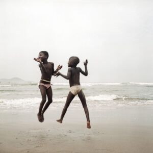 Denis Dailleux -Ghana, Apam, August 2012 - Children playing on the beach.
Ghana, Apam, ao˚t 2012
Enfants jouant sur la plage.
Denis Dailleux / Agence VU